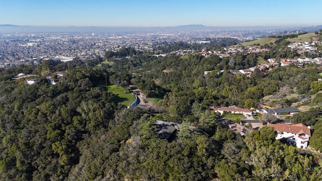 11275 Kerrigan Dr, Oakland, CA 94605