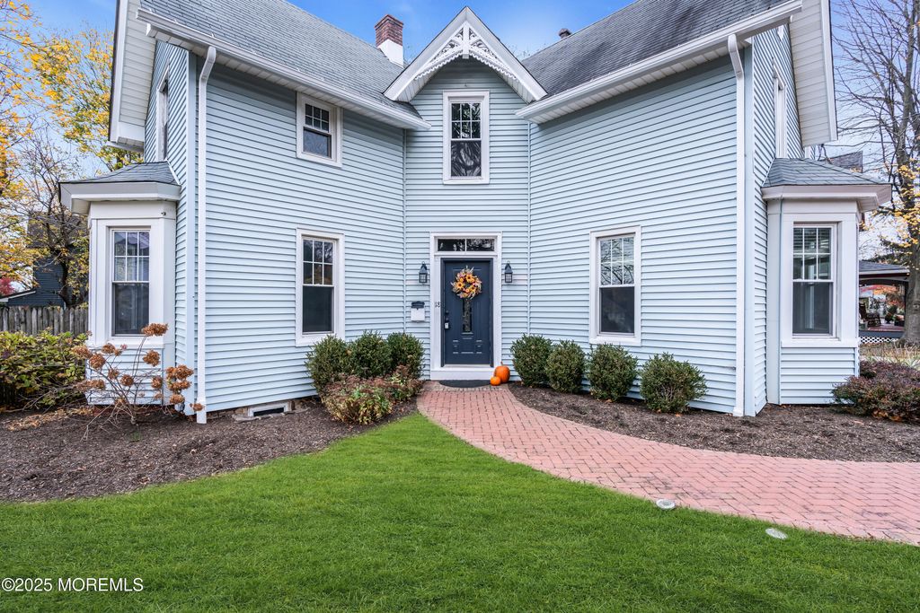 18 Middletown Avenue, Atlantic Highlands, NJ 07716