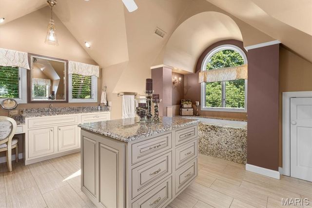 141 Hickory Lake, Belleville, IL 62223