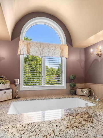 141 Hickory Lake, Belleville, IL 62223