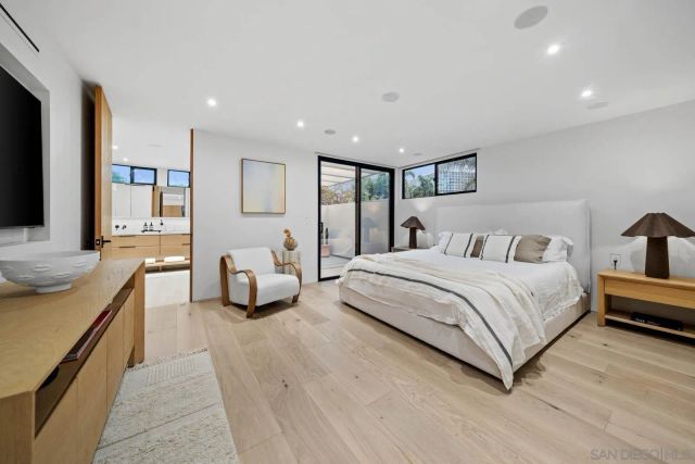 7376 Fay Ave, La Jolla, CA 92037