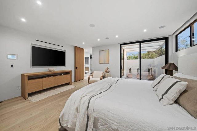 7376 Fay Ave, La Jolla, CA 92037