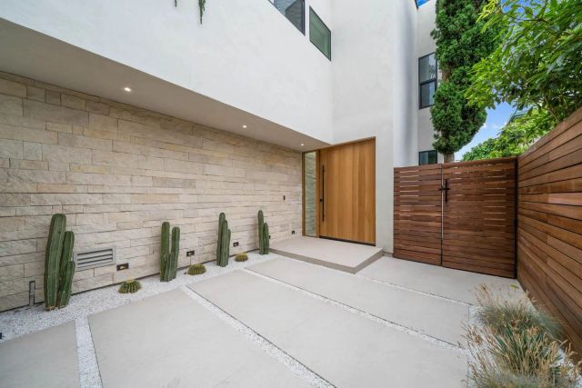 7376 Fay Ave, La Jolla, CA 92037