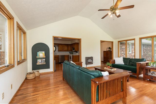 1514 Highway 32, Bolivar, MO 65613