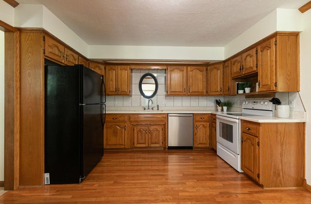 1514 Highway 32, Bolivar, MO 65613