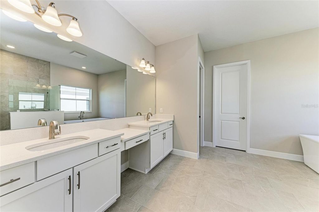 Image 7 of property listing at 10862 SPRING SAPLING CIRCLE, Parrish, FL 34219