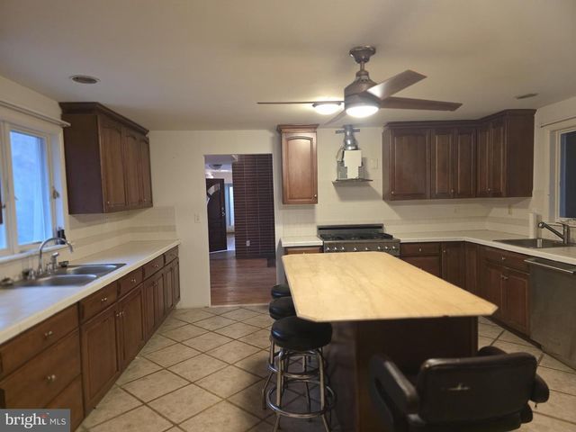 17 CARDINAL DR, Moorestown, NJ 08057