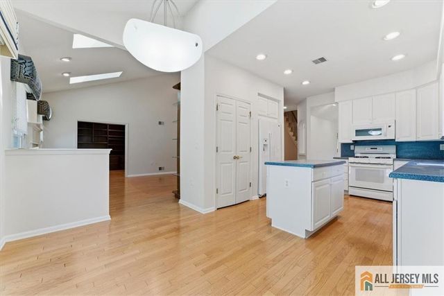 41 Sherwood Drive, Monroe, NJ 08831