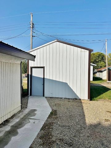 928 39th Street SE, Minot, ND 58701