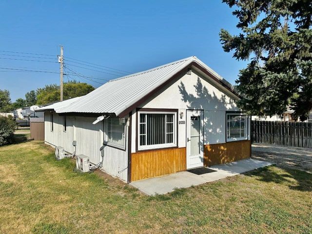 928 39th Street SE, Minot, ND 58701