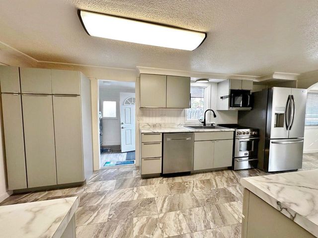 928 39th Street SE, Minot, ND 58701