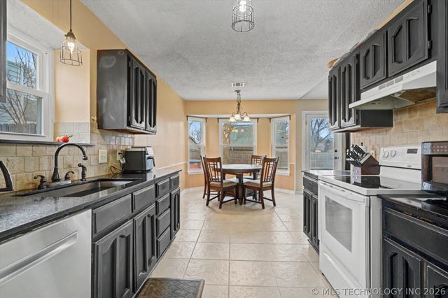 3809 S Poplar Avenue, Broken Arrow, OK 74011