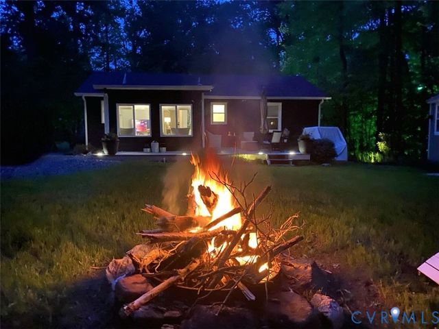 16 McCutcheon Ave, Columbia, VA 23038