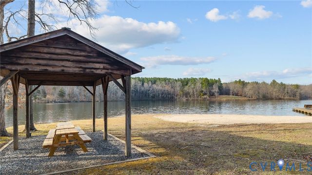 16 McCutcheon Ave, Columbia, VA 23038