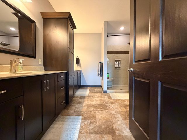 1781 Donavon Drive, Worthington, MN 56187