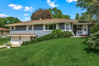 2810 Western Avenue N, Roseville, MN 55113