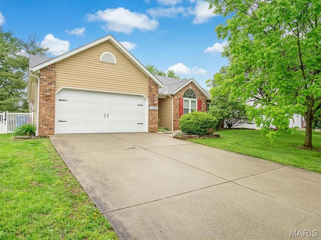 1028 Meadow Lake Drive, Maryville, IL 62062