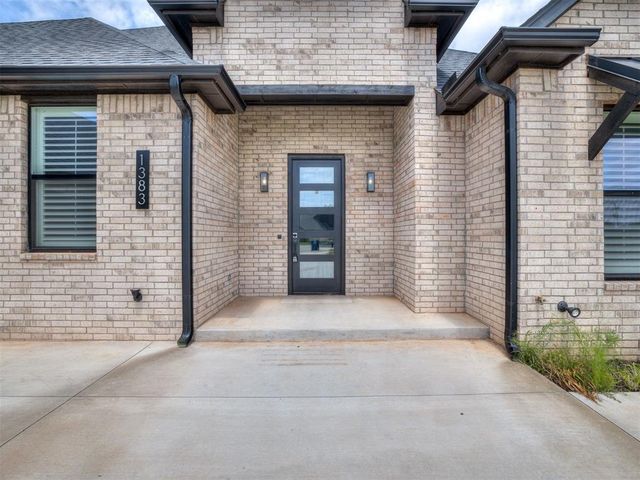 1383 S Gabes Court Drive, Mustang, OK 73064