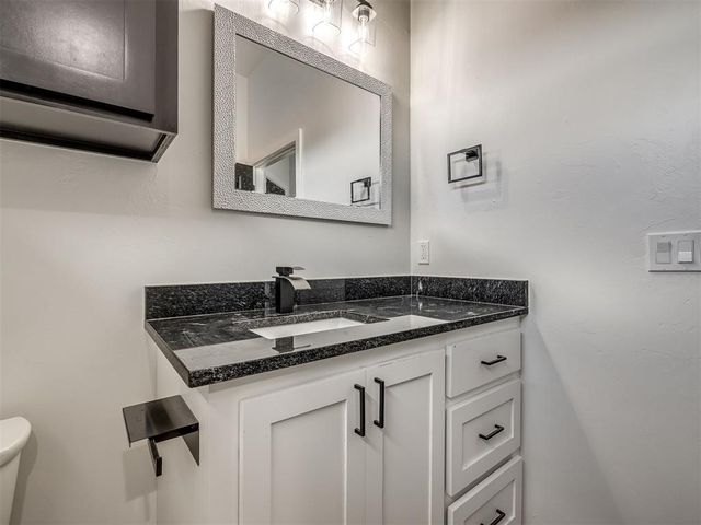 1383 S Gabes Court Drive, Mustang, OK 73064