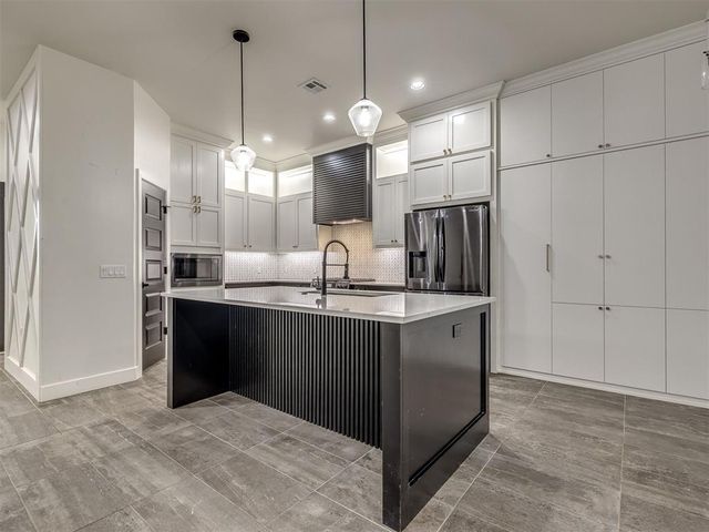 1383 S Gabes Court Drive, Mustang, OK 73064
