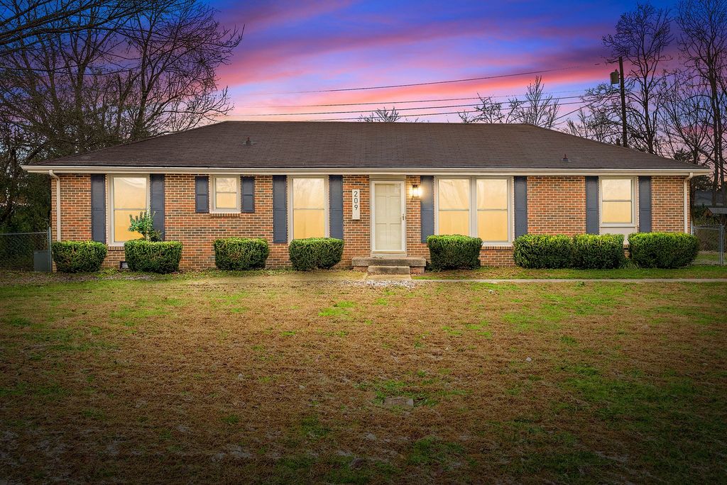 209 Maplewood Dr, Clarksville, TN 37042