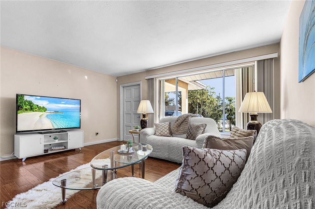 Image 7 of property listing at 3730 SE 3rd AVE, Cape Coral, FL 33904