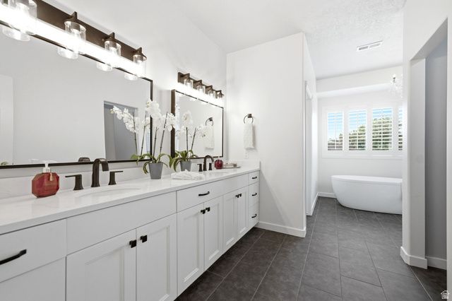 557 E WARM DR, Kaysville, UT 84037