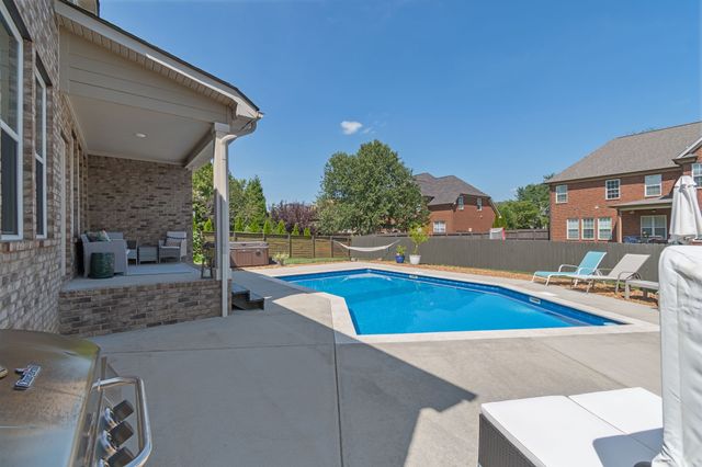 1023 Brixworth Dr, Thompsons Station, TN 37179