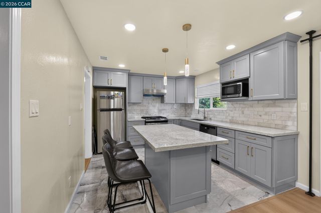 1325 Belfair Dr, Pinole, CA 94564