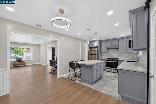 1325 Belfair Dr, Pinole, CA 94564