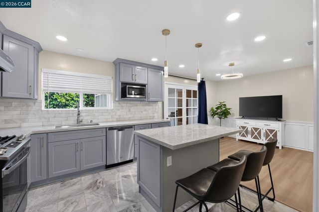 1325 Belfair Dr, Pinole, CA 94564