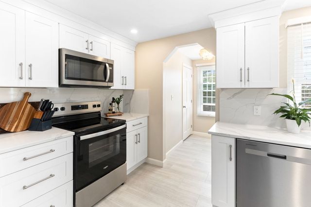 354 Twin Lakes Dr 354, Halifax, MA 02338