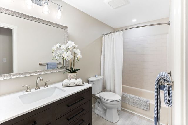 354 Twin Lakes Dr 354, Halifax, MA 02338