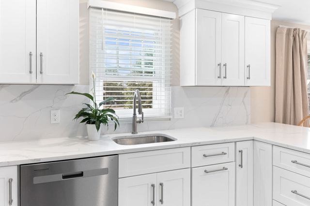 354 Twin Lakes Dr 354, Halifax, MA 02338