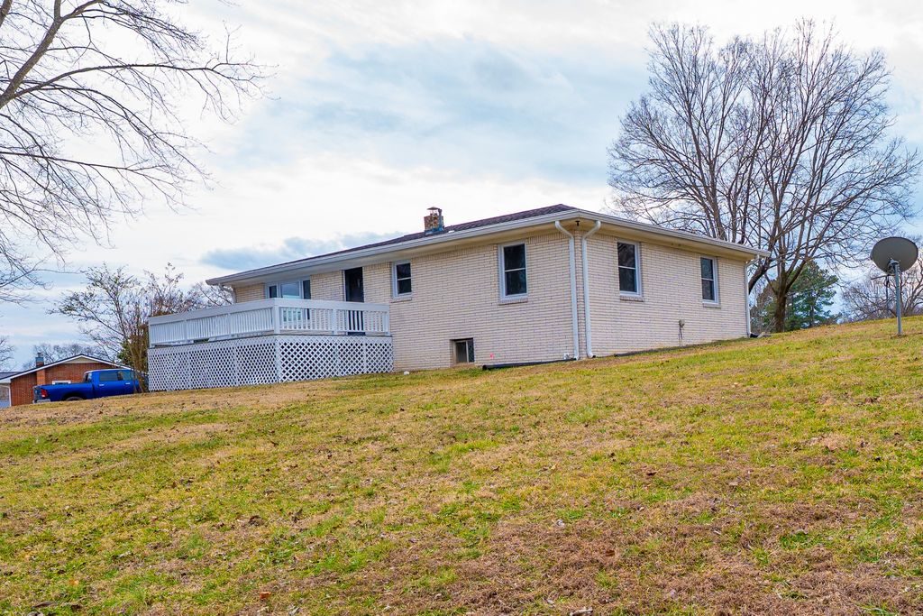 131 Bold Springs Rd, Mc Ewen, TN 37101