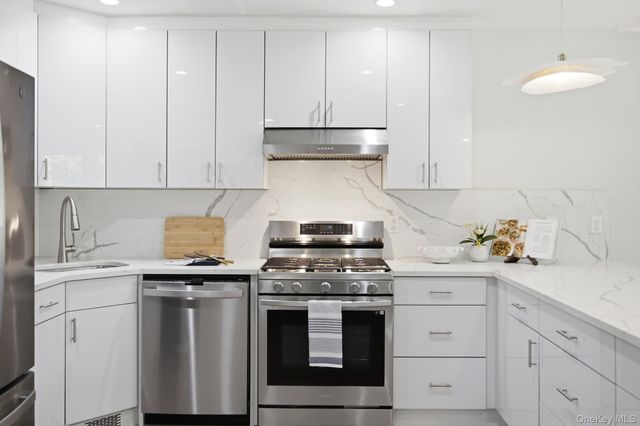19-25 22nd Rd, Astoria, NY 11105