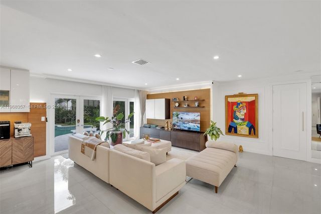 726 NE 17th Way, Fort Lauderdale, FL 33304