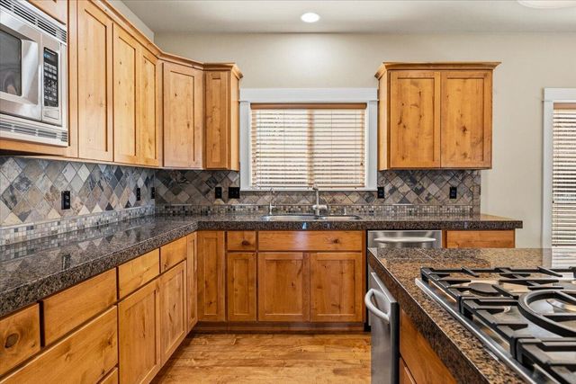 4122 SW Salmon Place, Redmond, OR 97756