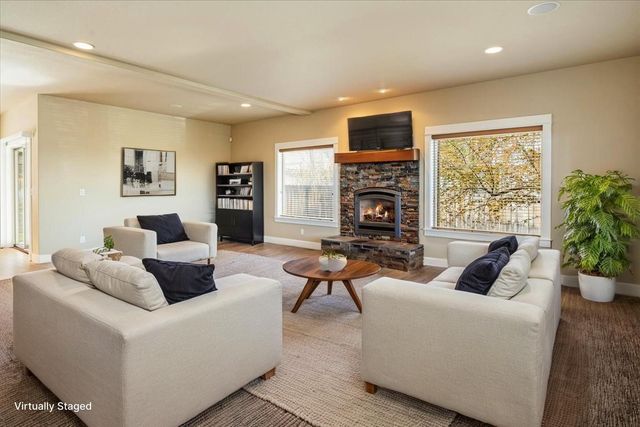 4122 SW Salmon Place, Redmond, OR 97756