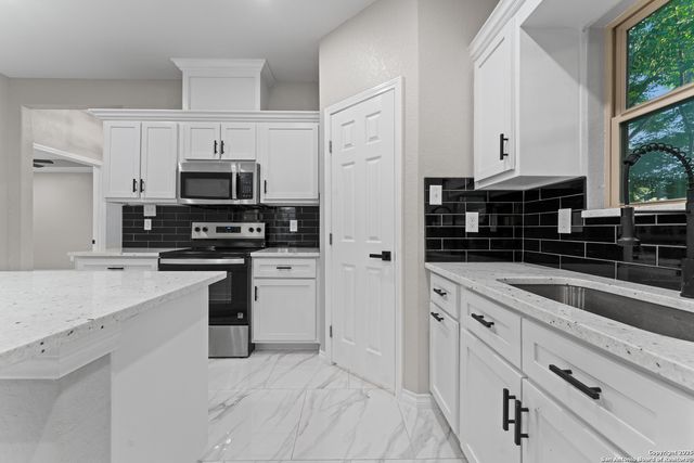 237 AVENUE D, Poteet, TX 78065