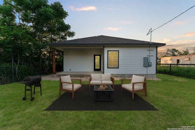 237 AVENUE D, Poteet, TX 78065