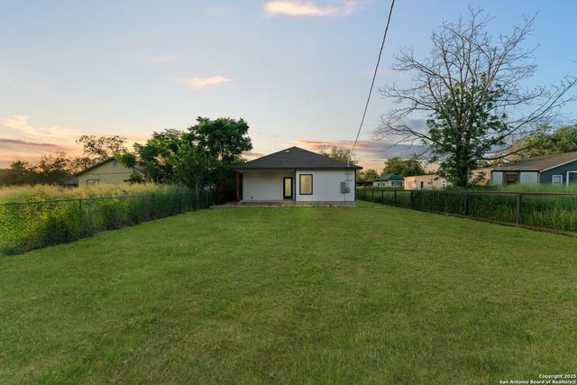 237 AVENUE D, Poteet, TX 78065