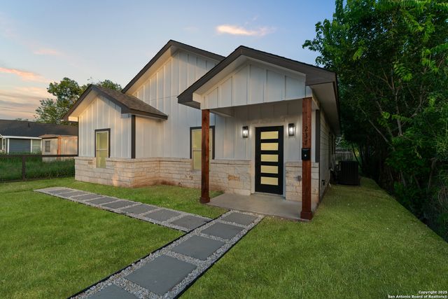 237 AVENUE D, Poteet, TX 78065