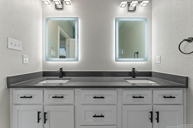 237 AVENUE D, Poteet, TX 78065