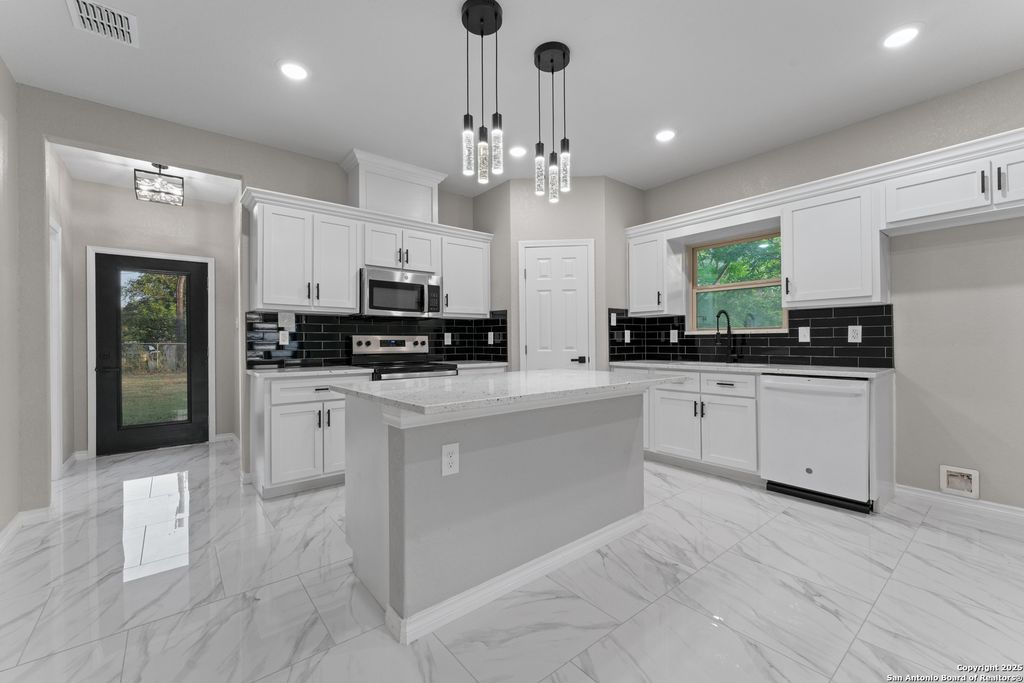 237 AVENUE D, Poteet, TX 78065