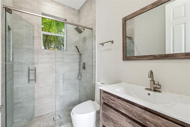 1371 Victoria Isle Dr, Weston, FL 33327
