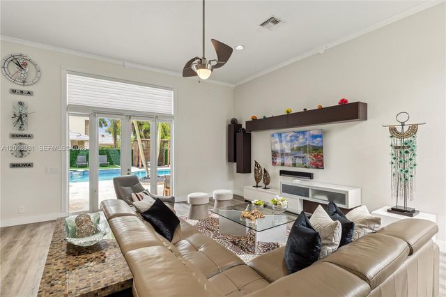 1371 Victoria Isle Dr, Weston, FL 33327