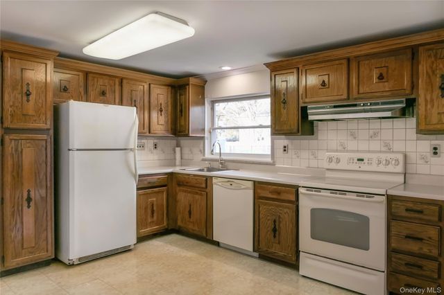 10 Marie Crescent, East Patchogue, NY 11772