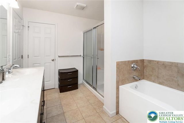 977 South Fork Drive, Forks Twp, PA 18040