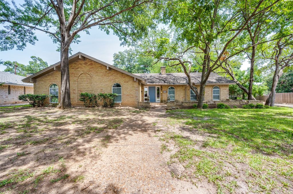 1710 Green Oaks Drive, Irving, TX 75061